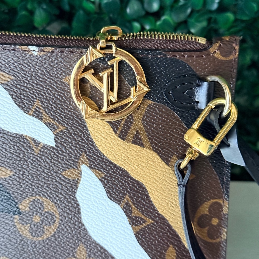 Louis Vuitton Monogram Limited Edition League of Legends Neverfull Pouch - Picture 2 of 7
